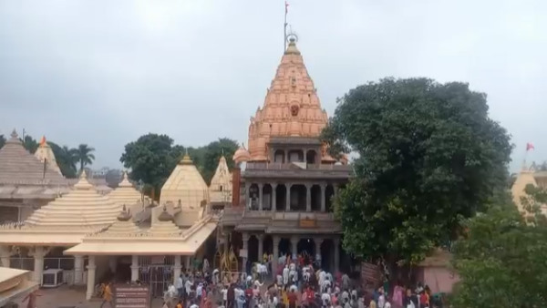 2100 साल पुरानी दीवार भी मिली 2100 साल पुरानी दीवार भी मिली