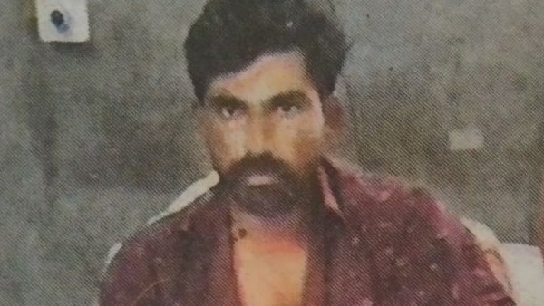 शरीर कमरे में चारपाई पर बंधा था शरीर कमरे में चारपाई पर बंधा था