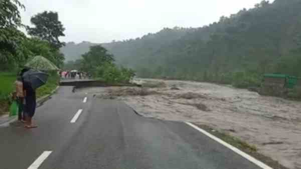 सड़क का 30 मीटर हिस्सा नदी में बहा