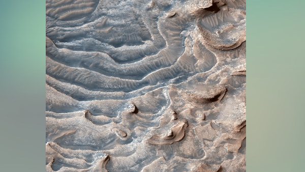 जीजी क्रेटर में बनी चट्टानों की परत