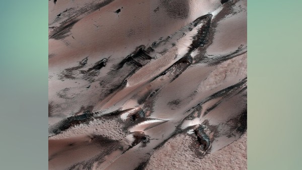 उत्तरी बसंत के दौरान रेत के टीले 