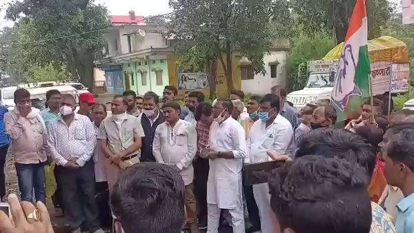 समर्थकों के साथ तहसीलदार कार्यालय पहुंचे विधायक