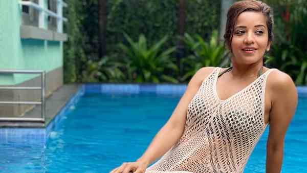 ट्रांसपेरेंट ड्रेस में मोनालिसा ने दिखाईं Bold अदाएं