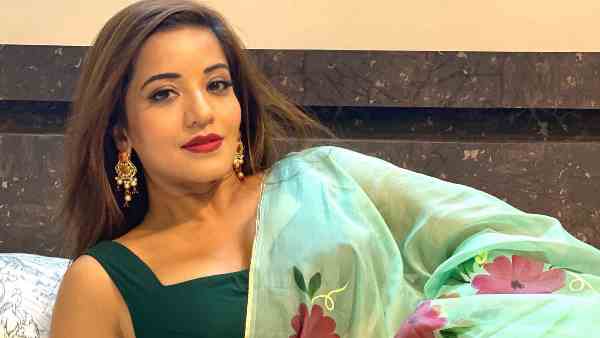 मोनालिसा ने बेड पर दिखाई अपनी दिलकश अदाएं