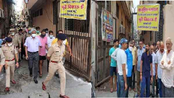 ये मकान बिकाऊ है- इस पोस्टर से मुरादाबाद में खलबली