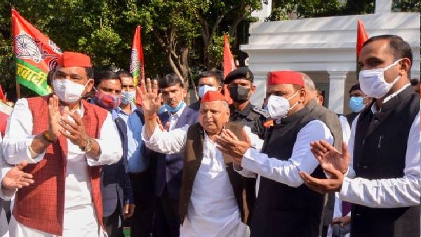 अखिलेश यादव ने क्यों बनाई कल्याण सिंह से दूरी