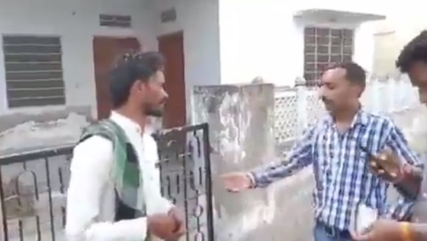 'पाकिस्तान जा', थप्पड़ मारते हुए बोल रहा है शख्स 'पाकिस्तान जा', थप्पड़ मारते हुए बोल रहा है शख्स