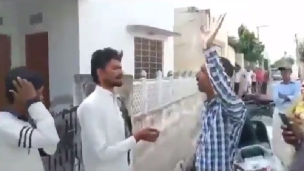 वीडियो वायरल होने के बाद पुलिस ने 5 लोगों को लिया हिरासत में वीडियो वायरल होने के बाद पुलिस ने 5 लोगों को लिया हिरासत में