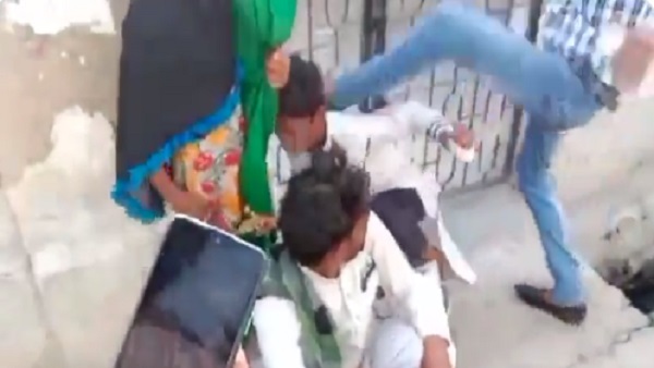 पैरों से भी भिखारी को पीटा, पैसे भी लिए पैरों से भी भिखारी को पीटा, पैसे भी लिए