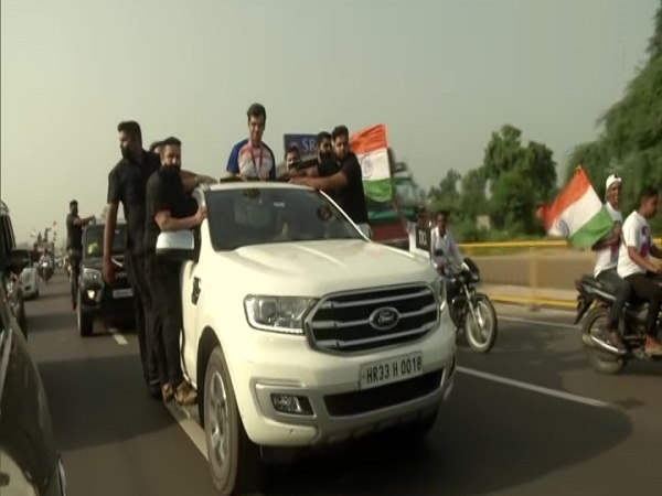 नीरज की जीत पर नाचे मंत्री, घर भी आए 