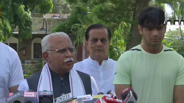 मुख्यमंत्री खट्टर से मिले नीरज चोपड़ा मुख्यमंत्री खट्टर से मिले नीरज चोपड़ा