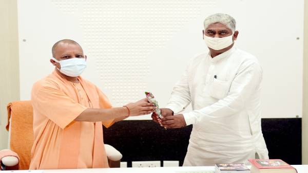 jashwant saini and yogi adityanath jashwant saini and yogi adityanath