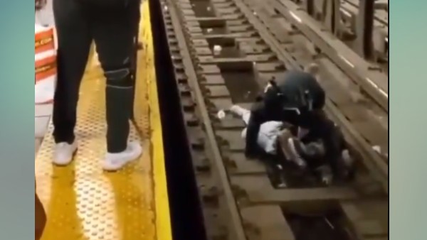 न्यूयॉर्क पुलिस ऑफिसर बना 'रक्षक'