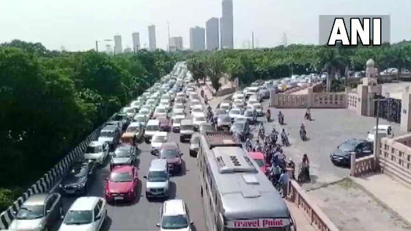 Heavy traffic on Noida Greater Noida Expressway Heavy traffic on Noida Greater Noida Expressway