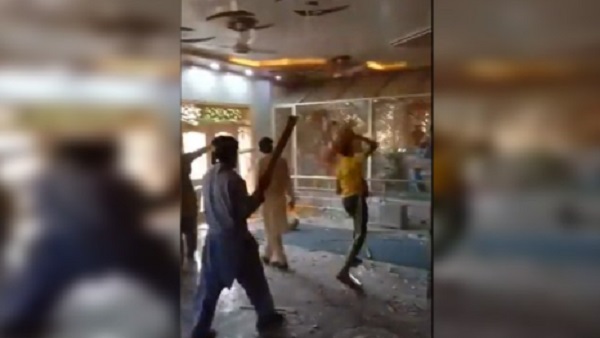 धार्मिक नारे लगाते हुए हिंदू मंदिर में की गई तोड़फोड़