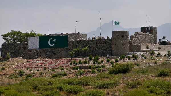 विदेशी पत्रकारों को अनुमति न देने पर भड़का पाकिस्तान