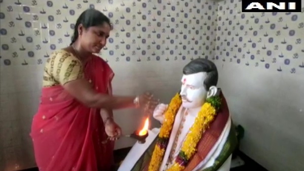 पिता की पूजा होते हुए देखा