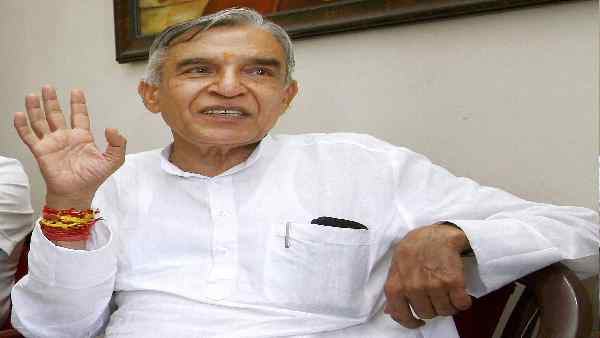 सचिवों से कहा- ट्रेन से सफर करें