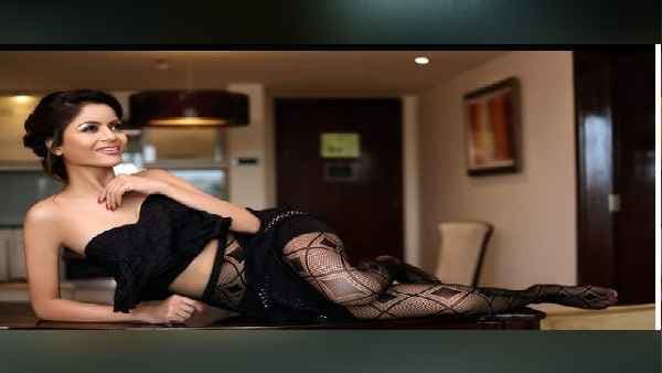 गहना वशिष्ठ ने किया न्‍यूड इंस्टा लाइव 