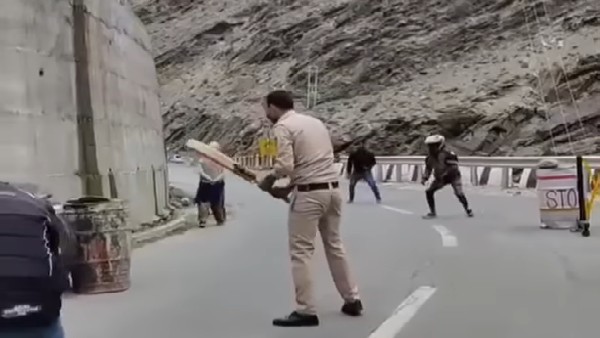 पहाड़ी इलाके में 'रोड' क्रिकेट पहाड़ी इलाके में 'रोड' क्रिकेट