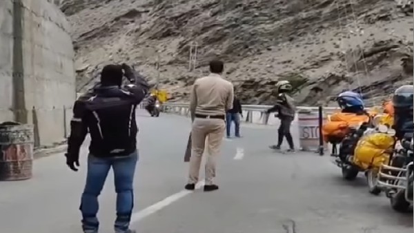 क्रिकेट खेलते पुलिसकर्मी का Video वायरल क्रिकेट खेलते पुलिसकर्मी का Video वायरल