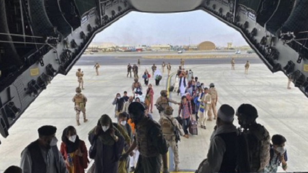 कई बच्चे कांटेदार तार में फंस गए... 