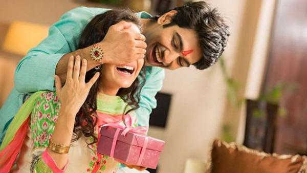 बहन को दें कुछ खास गिफ्ट