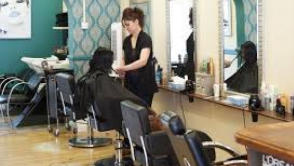 ब्यूटी पार्लर में बुकिंग