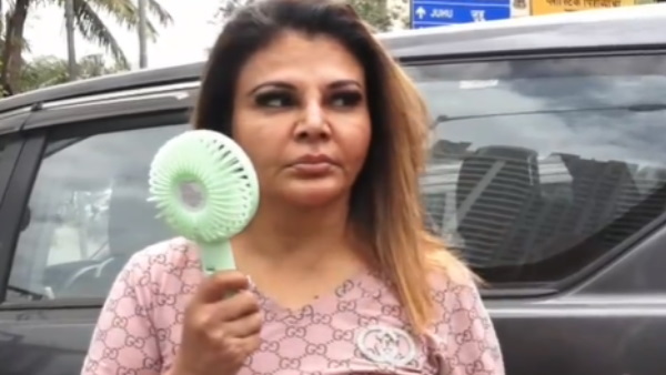 राखी सावंत के घर का दरवाजा तोड़ा राखी सावंत के घर का दरवाजा तोड़ा