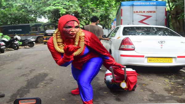 स्‍पाइडर वूमेन के अवतार में बीच सड़क राखी ने किया जमकर मनोरंजन 