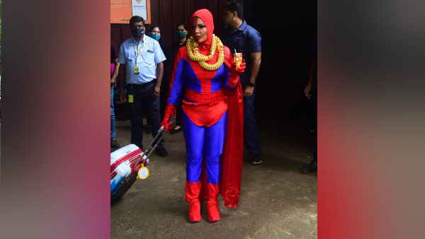 राखी ने सड़क बीच किया जमकर डांस 