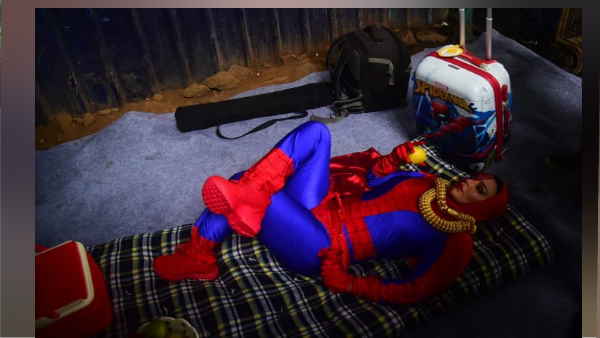  राखी जमीन पर रखे एक गद्दे पर लेट जाती हैं और फिर ...