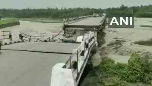 पुल पर दिख रही है कई गाड़ियां