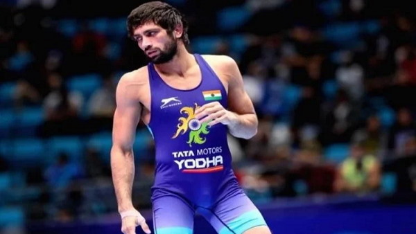 रवि कुमार दहिया को रजत, मां ने दिखाए मेडल