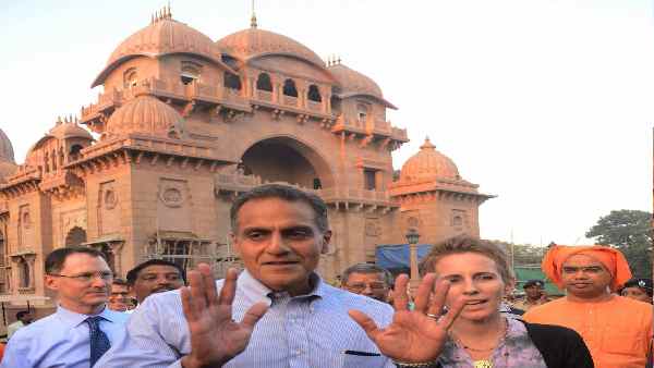 क्लिंटन की यात्रा के साथ दोनों देशों के संबंध हुए बेहतर
