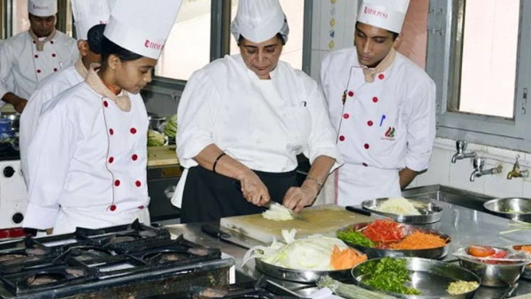 सांप के कटे हुए सिर ने शेफ को डसा