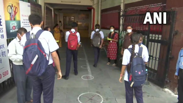 छात्र-छात्राओं का फूलों से किया गया स्वागत छात्र-छात्राओं का फूलों से किया गया स्वागत