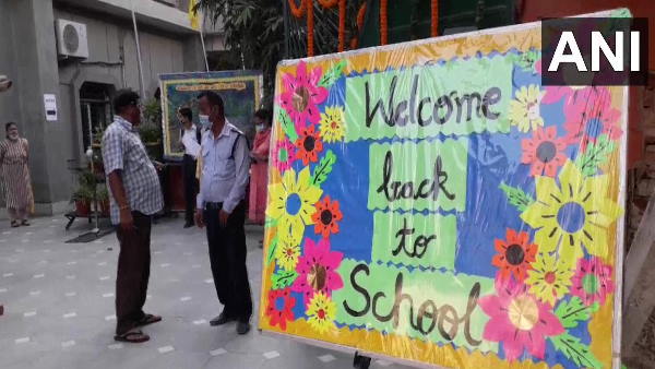 आगरा में बच्चों का उत्साह बढ़ाने के लिए बजाई गई तालियां आगरा में बच्चों का उत्साह बढ़ाने के लिए बजाई गई तालियां