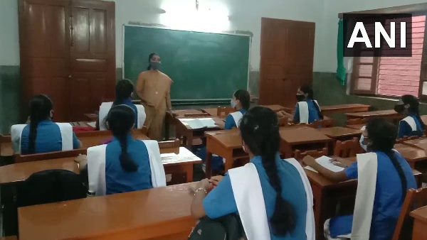 कोविड प्रोटोकॉल का कराया जा रहा पालन कोविड प्रोटोकॉल का कराया जा रहा पालन