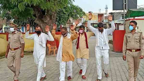 Shamli: Four gangsters surrendered in Kairana police station Shamli: Four gangsters surrendered in Kairana police station