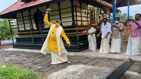 शशि थरूर की किस तस्वीर पर बना मीम्स