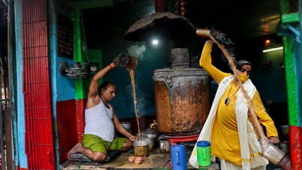 क्रिकेट के मैदान से चाय की दुकान तक, थरूर का गजब मीम्स