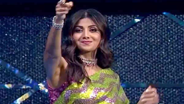 बसु और गीता ने लगाया गले