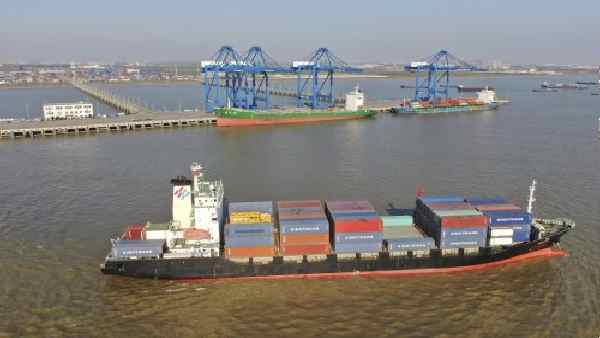 चीन का दूसरा सबसे बड़ा बंदरगाह कोरोना के चलते ठप