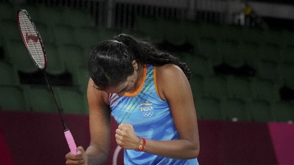 'कमरे में घंटों चिल्लाया करो सिंधु' 'कमरे में घंटों चिल्लाया करो सिंधु'