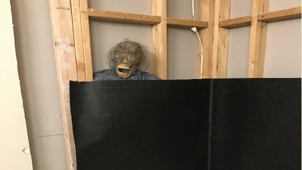 फुल साइज कंकाल छिपाया