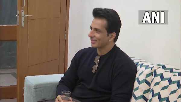 अभी 20 हजार बच्चों को पढ़ा रही है सोनू सूद की संस्था 