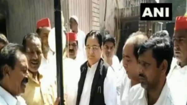 राष्ट्रगान भूले सपा सांसद और कार्यकर्ता