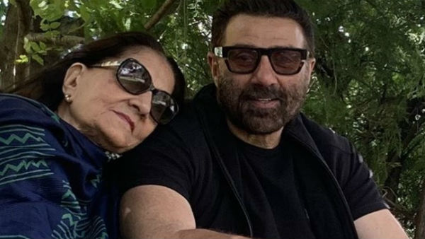 मां प्रकाश कौर के साथ नजर आए सनी देओल