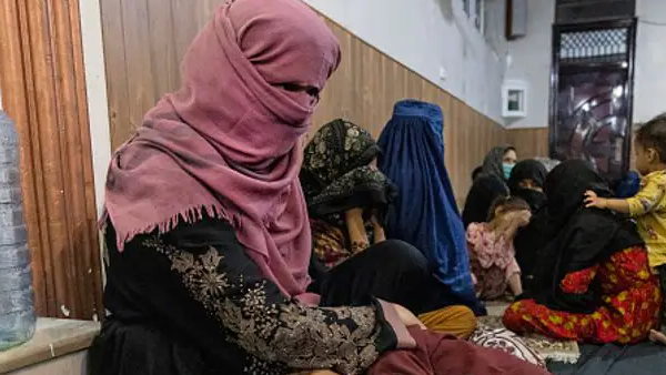 लड़कियों का बना रहा है सेक्स स्लेव लड़कियों का बना रहा है सेक्स स्लेव